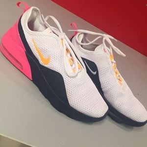 NIKE Air Max Motion 2 Size 9